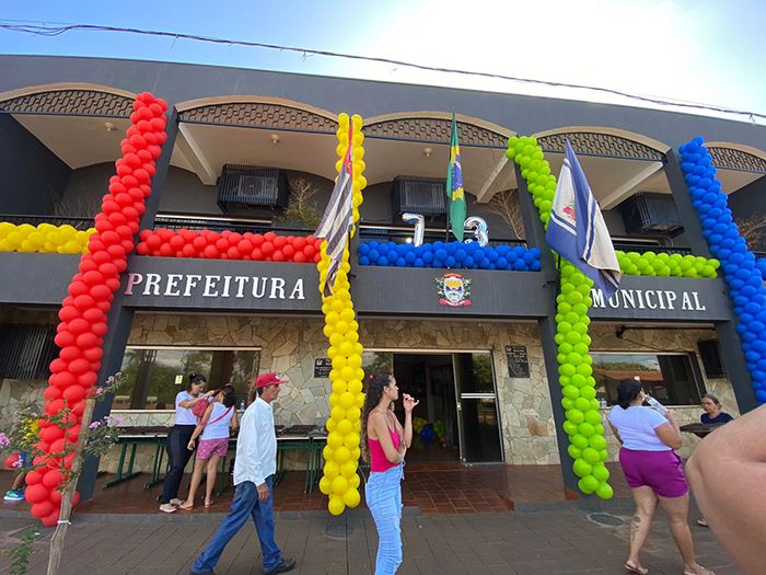 Bolo gigante e muitas atrações na festa de aniversário – Jornal